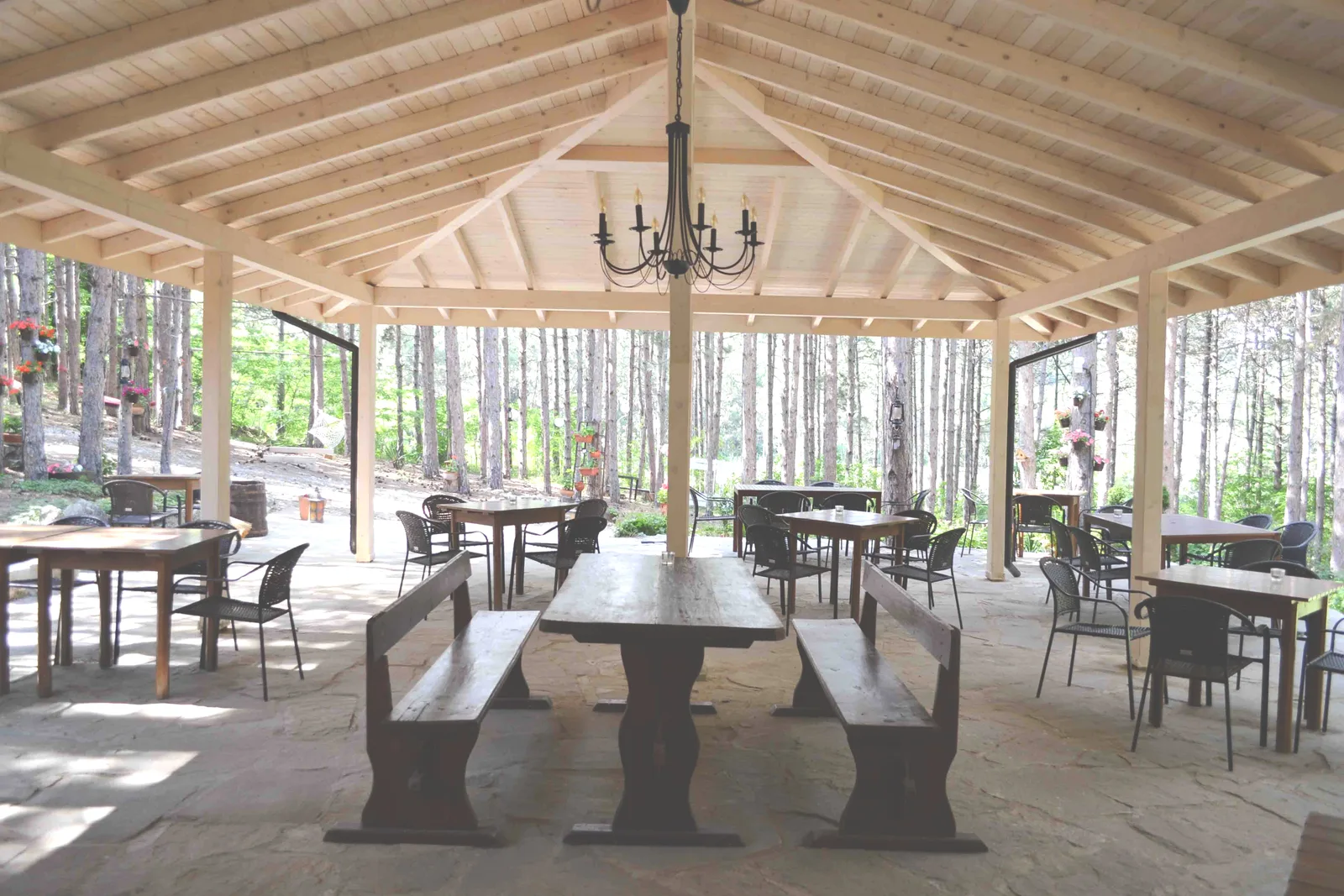 Светлата покрита тераса на Forest Food House